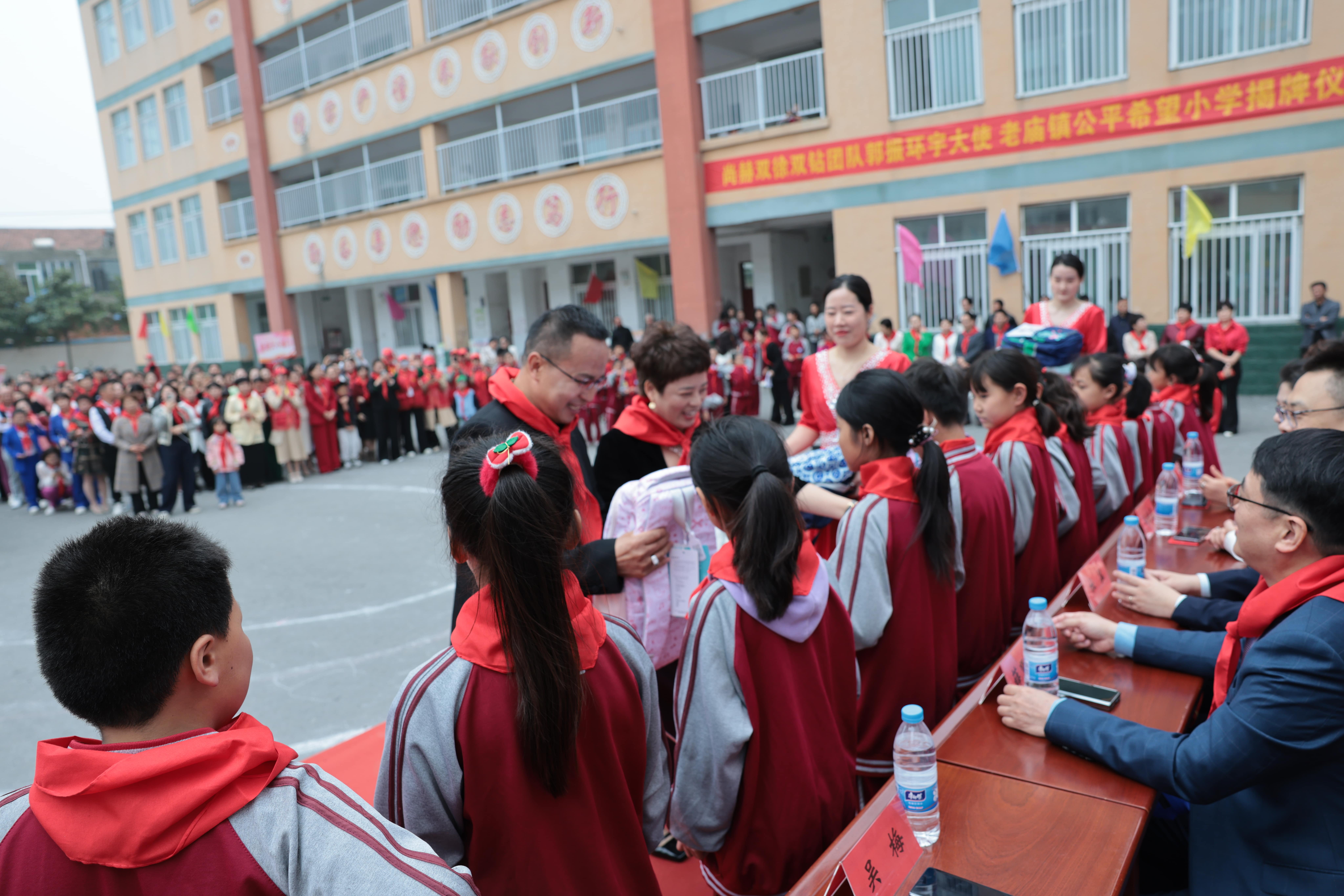 在爱意的“双向奔赴”中丨第249所蜂鸟电竞官网(中国)官方网站公益学校揭牌 在爱意的“双向奔赴”中丨第249所蜂鸟电竞官网(中国)官方网站公益学校揭牌