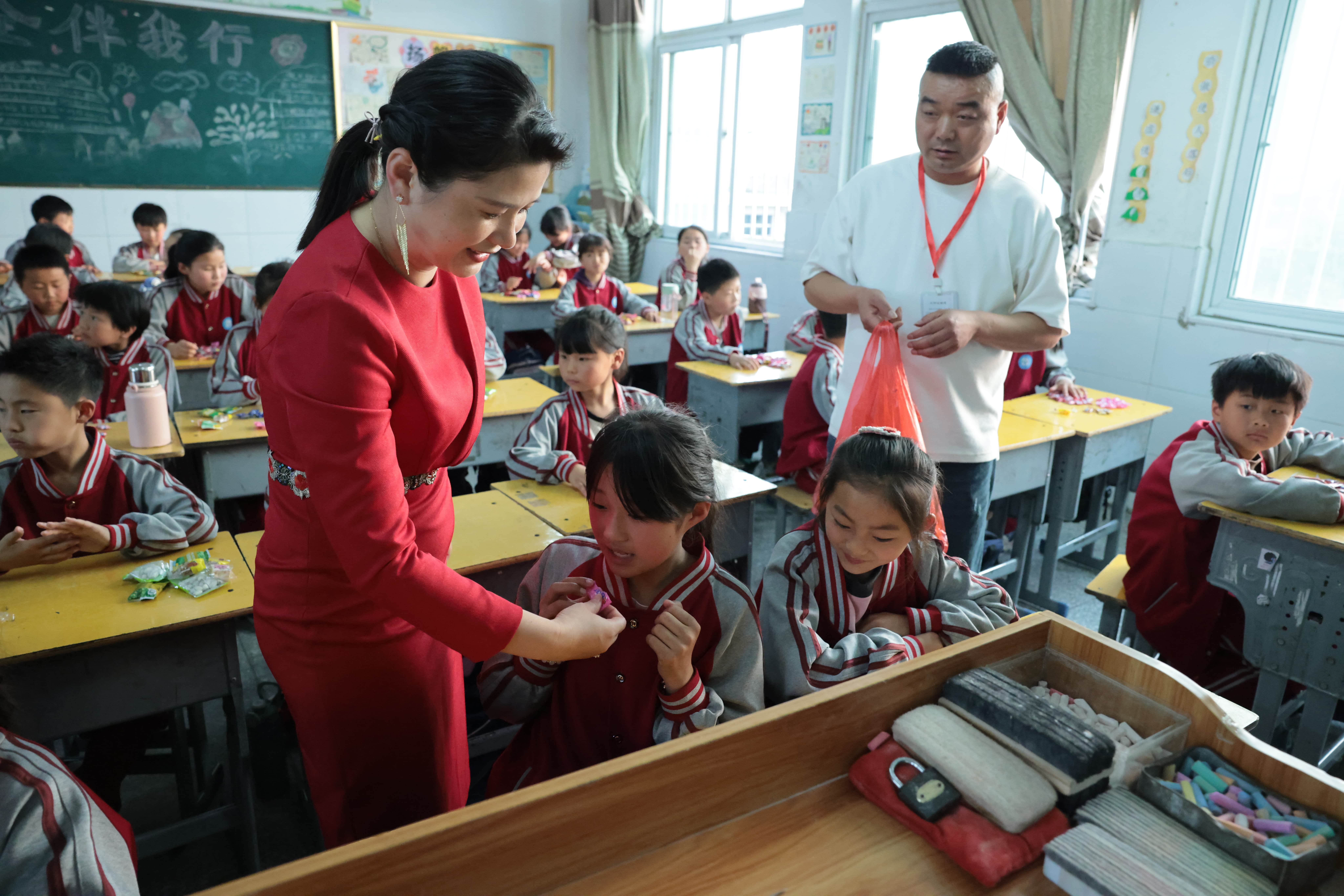 在爱意的“双向奔赴”中丨第249所蜂鸟电竞官网(中国)官方网站公益学校揭牌 在爱意的“双向奔赴”中丨第249所蜂鸟电竞官网(中国)官方网站公益学校揭牌